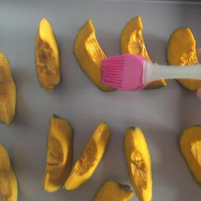 中途取出再刷一次蜂蜜水。