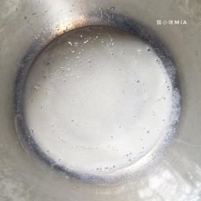 牛奶与玉米油倒入盆中，用蛋抽搅拌均匀