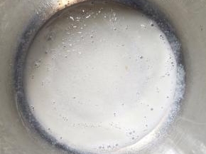 牛奶与玉米油倒入盆中，用蛋抽搅拌均匀
