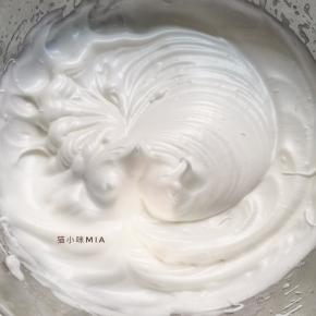 蛋白分三次加入白砂糖，打发至硬性发泡状态