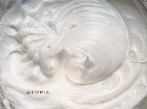 蛋白分三次加入白砂糖，打发至硬性发泡状态
