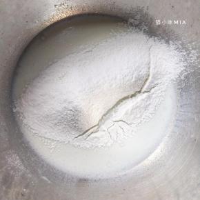 筛入低筋面粉，一字搅拌均匀