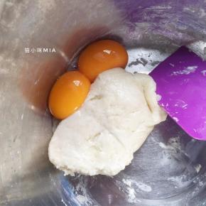 磕入2只蛋黄，用刮刀混合均匀