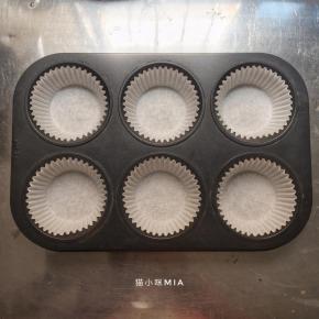 模具中放入纸杯模具，烤箱上下火120度预热