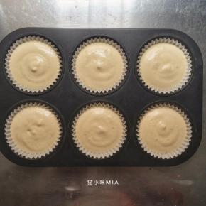 先将原味蛋糕糊挤入模具中，8分满的状态