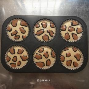 黑炭面糊也同样剪小口，在图案边缘勾勒出线条