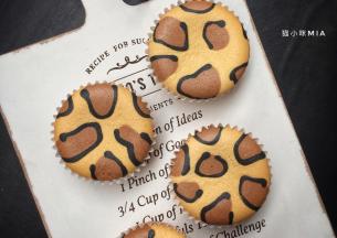 放入已预热的烤箱中下层，转110度烤25分钟，130度烤10分钟，150度烤20分钟，出炉后轻轻震出热气，晾网上晾凉，豹纹小蛋糕就做好了