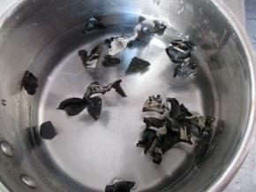 黑木耳头一天晚上就用凉水泡上，凉水长时间泡的木耳，比用温热水泡的效果要好很