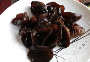 泡了一天的木耳捞出，都是一片片的小碗状哦，懂木耳的一看就知道是上好的木耳