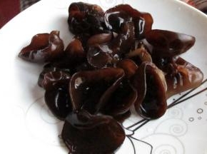 泡了一天的木耳捞出，都是一片片的小碗状哦，懂木耳的一看就知道是上好的木耳