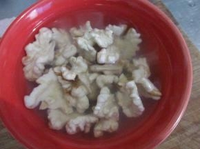 核桃仁用开水泡十几分钟，然后剥掉外衣，这个步骤比较麻烦，不剥核桃衣也是可以的，但是口感和味道都差一点点