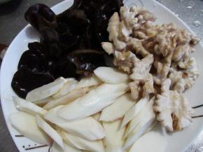 把山药切斜片，和木耳、核桃仁一起备好