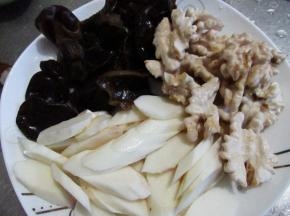 把山药切斜片，和木耳、核桃仁一起备好