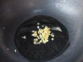 锅中放适量油炒香姜末
