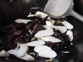 然后倒入木耳、核桃仁和山药片，可以加少许开水翻炒