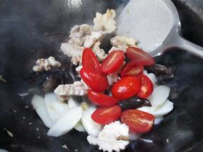 翻炒大约2分钟，也就是山药片熟了就加入圣女果