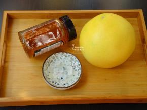 准备食材：柚子、蜂蜜、冰糖、盐等；