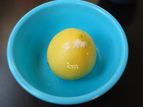 柚子外皮清水洗净，用盐把柚子皮搓一搓；