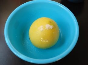 柚子外皮清水洗净，用盐把柚子皮搓一搓；