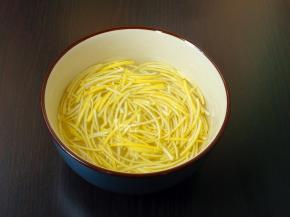 清水放一点盐，浸泡柚子皮丝；