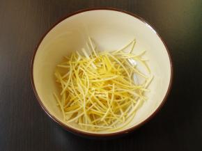 把柚子白衣去掉，柚子皮切丝；