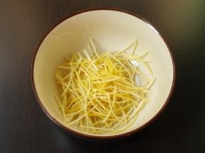 把柚子白衣去掉，柚子皮切丝；