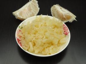 柚子肉掰碎；PS：如有柚子籽的要去掉