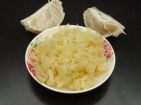 柚子肉掰碎；PS：如有柚子籽的要去掉