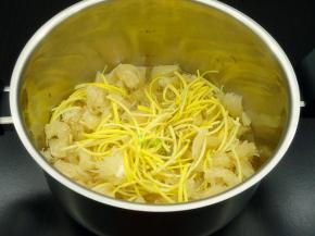 柚子皮捞出清水洗净与柚子肉、冰糖放入锅中，加入适量的清水；