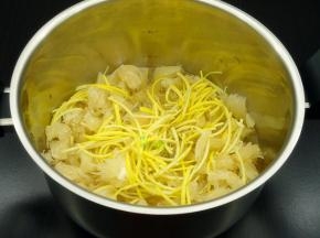 柚子皮捞出清水洗净与柚子肉、冰糖放入锅中，加入适量的清水；
