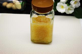 装入密封玻璃罐放入冰箱；