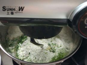 把除了黄油之外的所有材料放入厨师机中