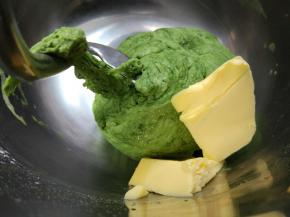 揉10分钟左右，加入黄油继续揉到扩展阶段。