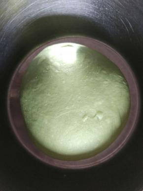 放入盆中盖上保鲜膜进行第一次发酵两倍大。