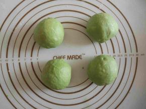 发酵好的面团，均匀分成四份。