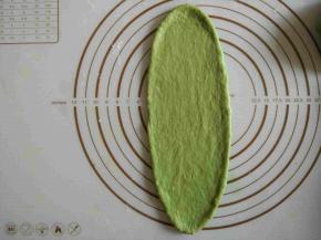 取一个面团擀成椭圆形