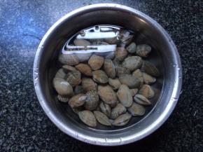 花蛤放入水里让其吐尽泥沙