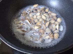 锅中放入水，放入花蛤，烧开水看花蛤微微张开即可关火，捞出冲洗沥干备用
