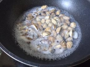锅中放入水，放入花蛤，烧开水看花蛤微微张开即可关火，捞出冲洗沥干备用