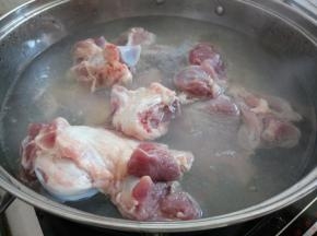 锅里的水烧开后，加入猪骨。煮一煮即可，主要是去掉血腥味，这样煲出来的汤更好喝