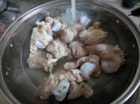 用流动的清水再洗一洗煮过的猪骨，去掉浮沫