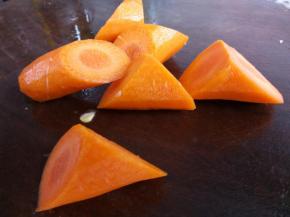 红萝卜和玉米切大块