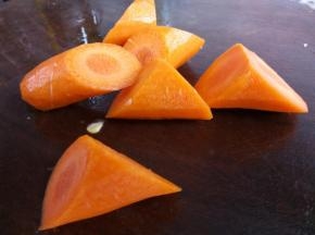 红萝卜和玉米切大块