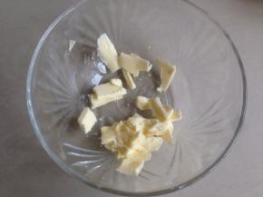 黄油切小块，在室温下软化