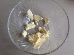 黄油切小块，在室温下软化