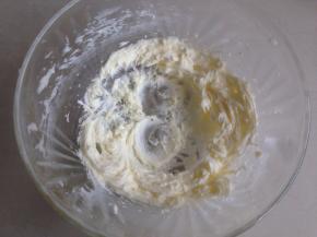 先不开启电源，用电动打蛋器搅拌一下，使糖粉和黄油先混合一下，再启动打蛋器1档打发，这样可防止糖粉和黄油到处飞溅。打至体积变大，蓬松。如果打发时黄油粘在碗壁，可以用刮刀刮下来，聚合在一起再继续打发