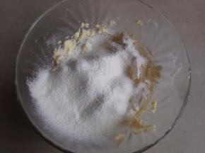 将面粉过筛进去