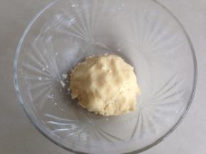 用刮刀将其拌成团即可，不要过度搅拌，盖保鲜膜，放冰箱冷藏松驰30分钟