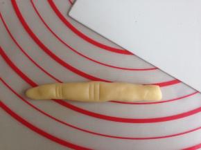 用刮板切出指关节，小的部分用食指向下轻压一下，有个凹槽，待会儿要放指甲片