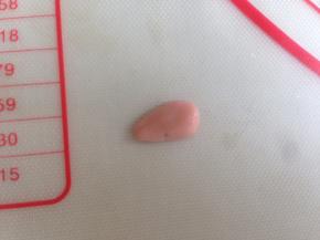 将加了色素的面团取一小块，做成水滴形状